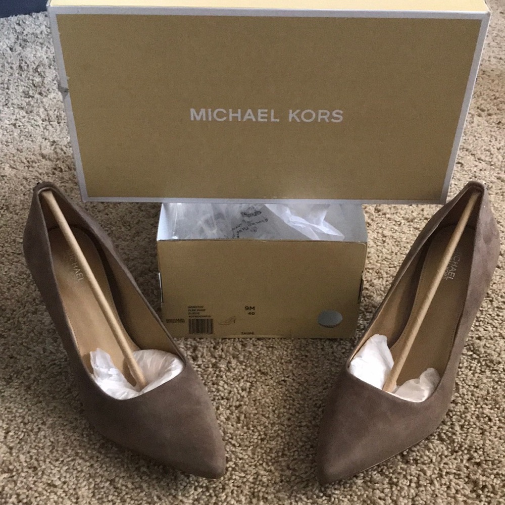 NEW-Michael Kors 9M Taupe Suede Pump